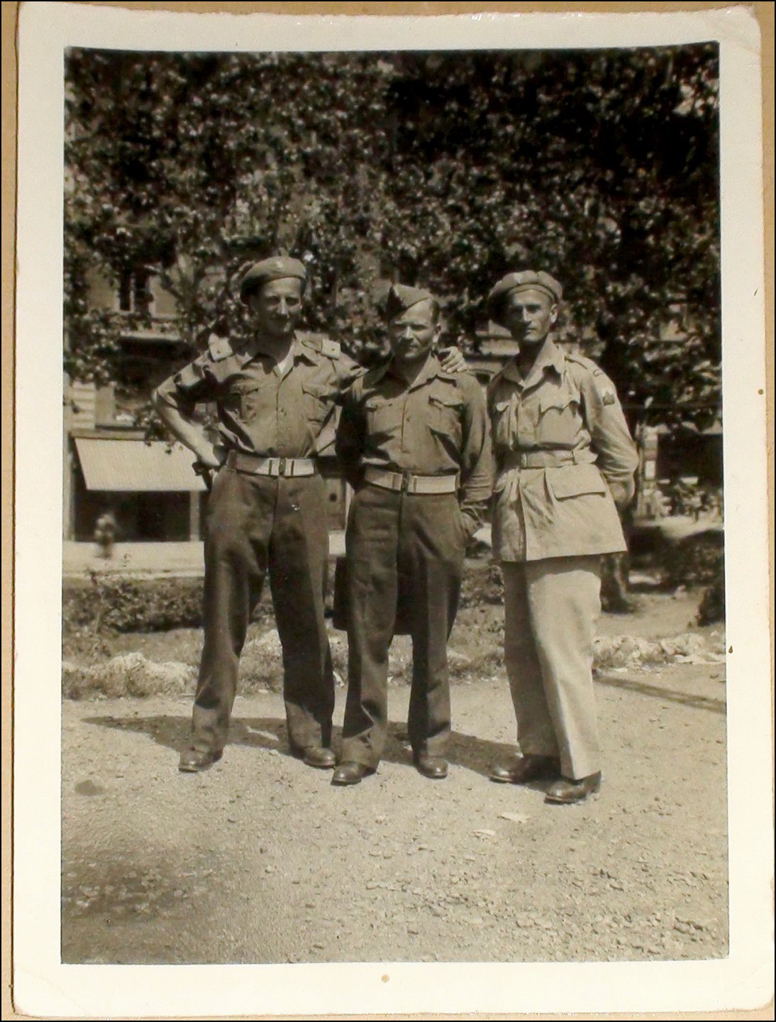 05 - ppor. Adolf Bartoszewski z przyjaciółmi.jpg