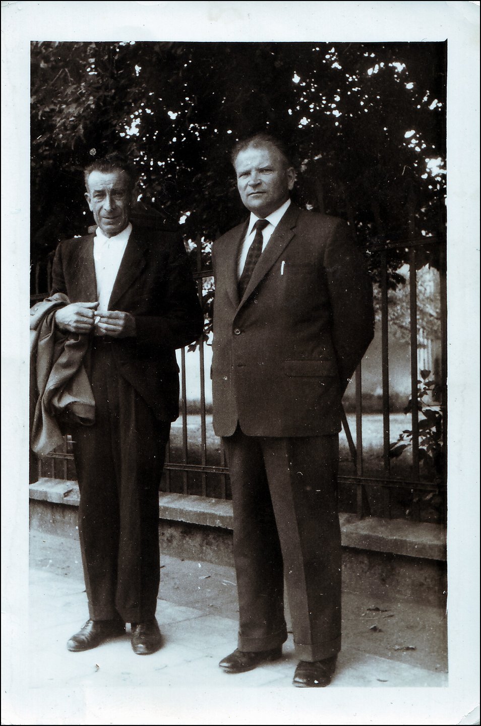 07 - Adolf ze szwagrem - Józefem Gorodeckim w Ciechocinku (ok. 1965).jpg